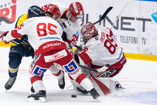 Kamp framför Timrås målvakt Niklas Svedberg