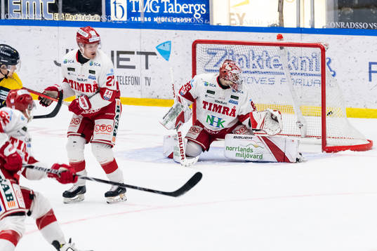 Timrås målvakt Niklas Svedberg ser pucken gå i mål till