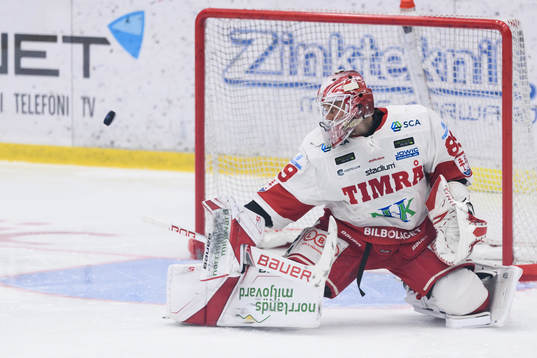 Timrås målvakt Niklas Svedberg räddar skott
