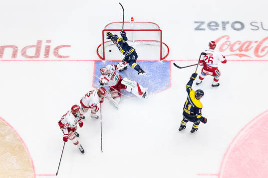 HV71´s Simon Önerud (höger) jublar