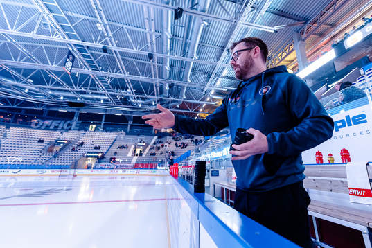 Växjös materialare Tobias Johsted kastar ut puckar  före