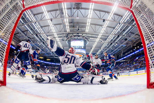 Linköpings målvakt Jonas Gustavsson sträcker ut när