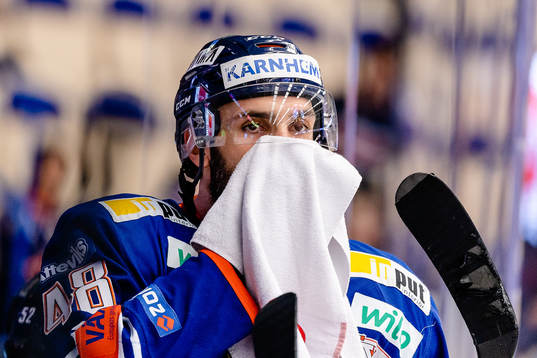 Växjös Daniel Rahimi med en handduk