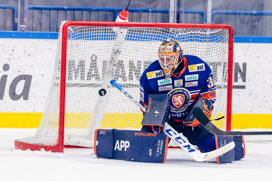 Linköpings Nick Sörensen (ej i bild) skjuter pucken i