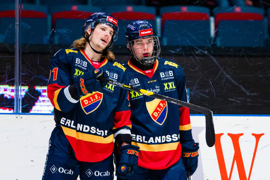 Djurgårdens Axel Jonsson Fjällby (v) och Alexander Holtz