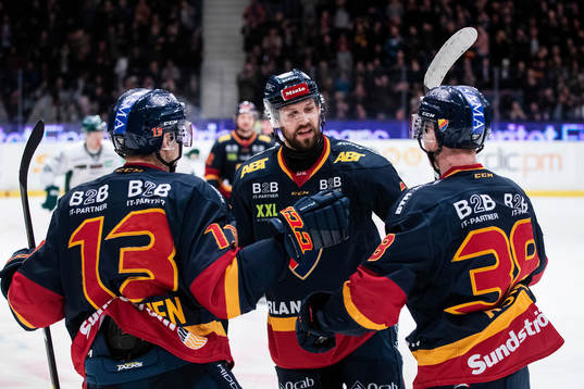 Djurgårdens Olle Alsing gör 1-1 och jublar med Petteri