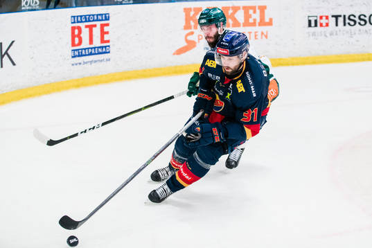 Djurgårdens Dick Axelsson  och Färjestads Jesse Virtanen