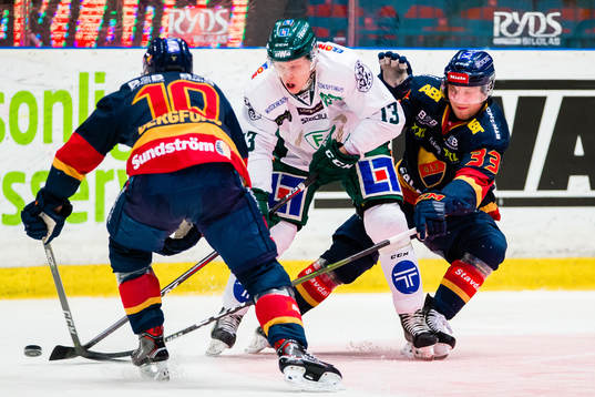 Färjestads Daniel Viksten i kamp om pucken Djurgårdens