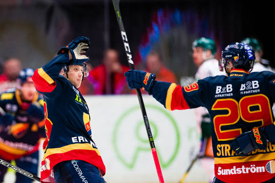 Djurgårdens Olle Alsing jublar med Sebastian Strandberg