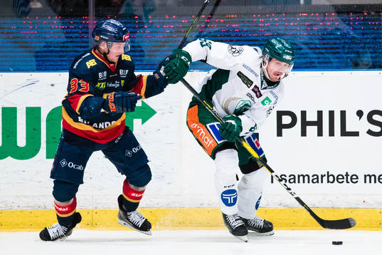 Färjestads Linus Johansson i kamp om pucken Djurgårdens