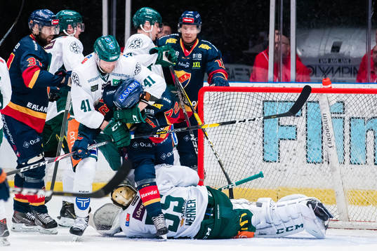 Färjestads Ilari Melart i kamp om pucken med Djurgårdens
