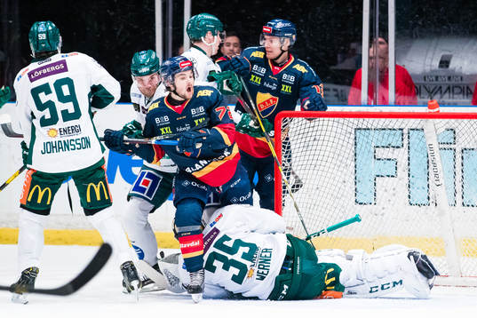 Färjestads Ilari Melart i kamp om pucken med Djurgårdens