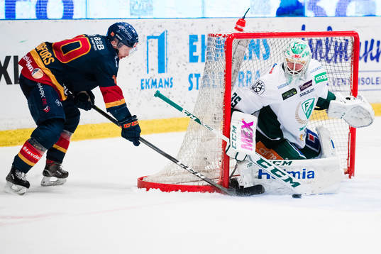 Färjestads målvakt Adam Werner  med en räddning på en
