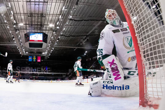 Färjestads målvakt Adam Werner  deppar