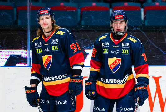 Djurgårdens Axel Jonsson Fjällby (v) och Alexander Holtz