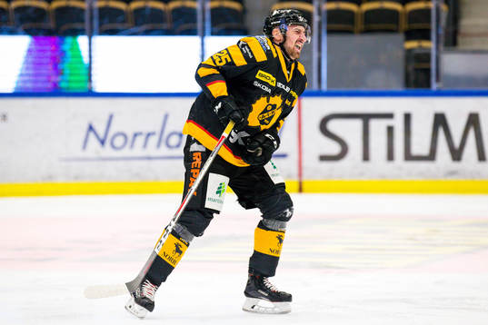 Skellefteås Albin Lundin grinar illa