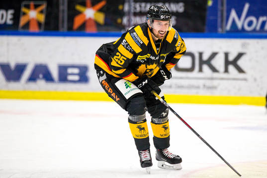 Skellefteås Albin Lundin grinar illa