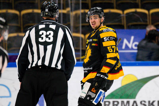 Skellefteås Emil Djuse pratar med linjedomare Johannes