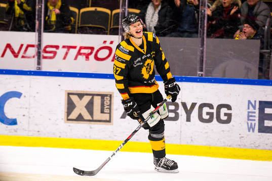 Skellefteås Albin Eriksson skrattar