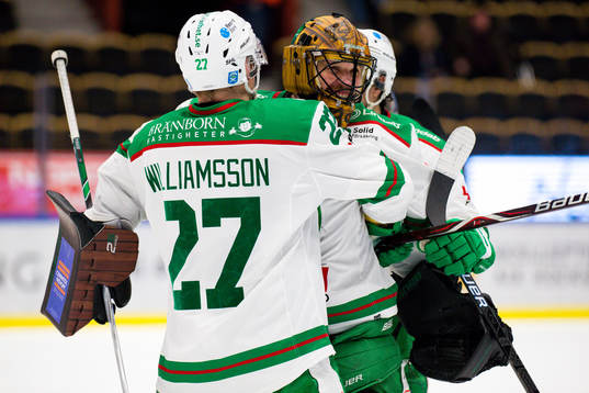 Rögles Jesper Williamsson och Ted Brithén kramar om