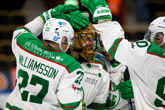 Rögles Jesper Williamsson och Ted Brithén kramar om