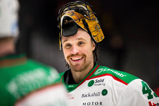 Rögles målvakt Justin Pogge jublar