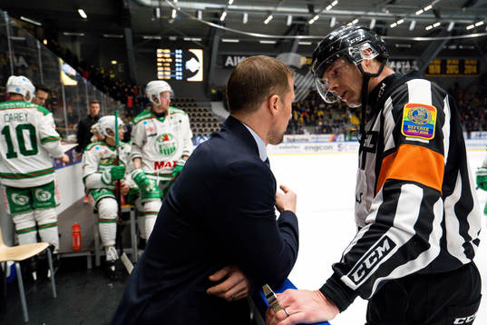 Rögles tränare Cam Abbott pratar med domare Daniel Winge