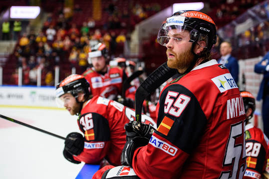 Malmö Redhawks Anton Mylläri deppar i båset