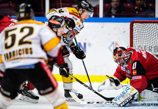 Luleås Johan Harju mot Malmö Redhawks målvakt Cristopher