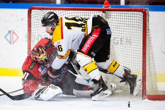 Malmö Redhawks målvakt Cristopher Nihlstorp kolliderar