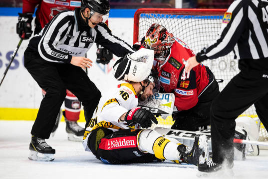 Malmö Redhawks målvakt Cristopher Nihlstorp i slagsmål