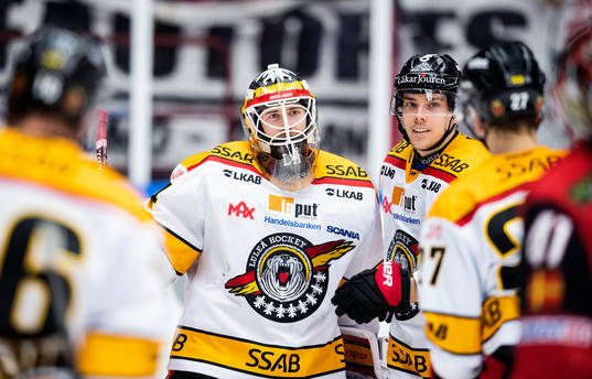 Luleås målvakt Joel Lassinantti och Fredrik Styrmanjublar