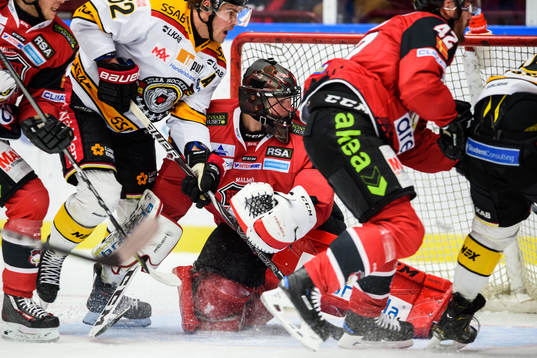 Luleås Karl Fabricius oroar mot Malmö Redhawks målvakt