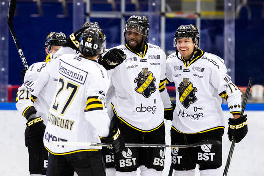 s Daniel Muzito Bagenda jublar med lagkamrater