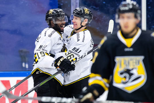 s Daniel Muzito Bagenda jublar med Anton Holm