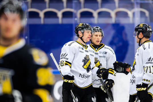 s Anton Holm jublar med lagkamrater