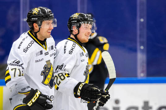 s Alexander Deilert och Jesper Frödén jublar
