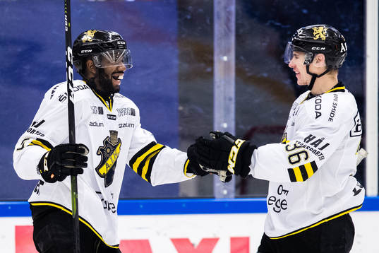s Daniel Muzito Bagenda och Anton Holm jublar