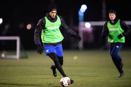 Samuel Azizunder en fotbollsträning med Eskilsminne