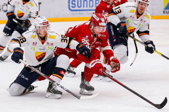 Djurgårdens Olle Alsing och Timrås Aiham Ousou