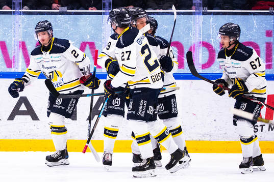s Kristofer Berglund jublar med lagkamrater