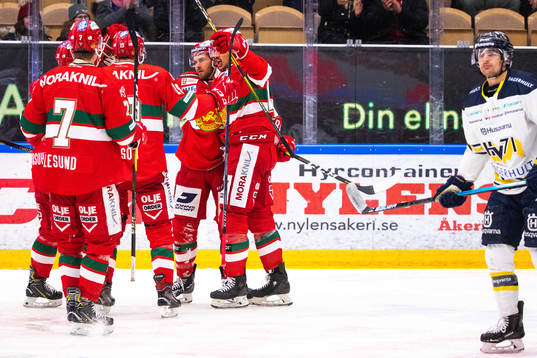 Moras Adam Masuhr jublar med lagkamrater