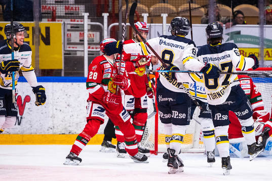 s Christoffer Törngren jublar med lagkamrater