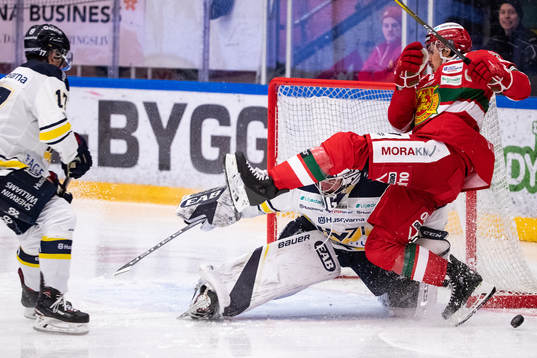 s målvakt Jonas Gunnarsson  och HV71:s Isac Brännström
