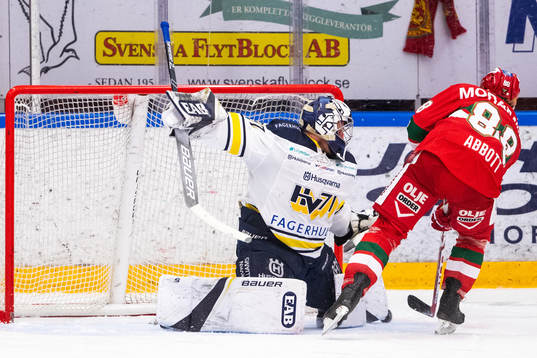 s målvakt Jonas Gunnarsson räddar en straff från Moras