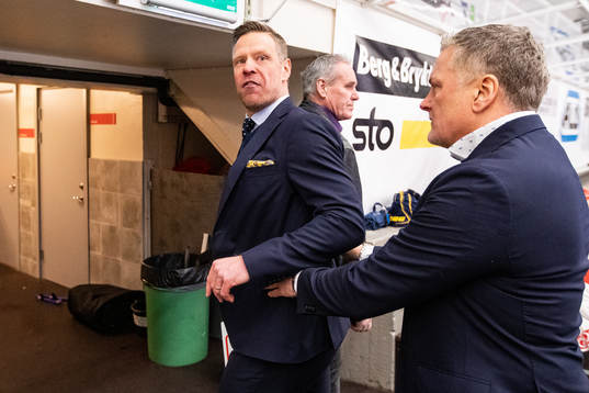 s assisterande tränare Nicklas Rahm och HV71:s tränare