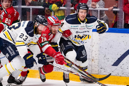 s Robin Figren och Moras John Persson och HV71:s Mikko