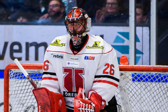 Örebros målvakt Stefan Steen deppar och kikar mot båset