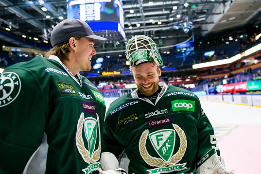 Färjestads målvakt Adam Werner och målvakt Markus