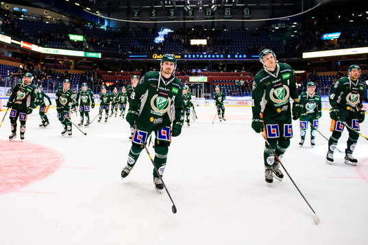 Färjestads Linus Johansson och Johan Ryno jublar med